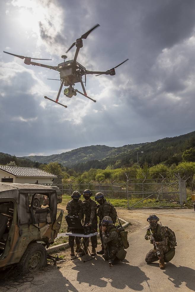 (서울=연합뉴스) 육군은 강원도 인제 육군과학화전투훈련단(KCTC)에서 신임장교를 주축으로 4천여 명 규모의 여단급 '상무전투단'을 꾸려 전문대항군 부대와 교전하는 신임장교 KCTC 훈련을 이달 9일 시작했다고 15일 밝혔다. 사진은 KCTC 훈련에 참가한 신임장교들. [육군 제공. 재판매 및 DB 금지]