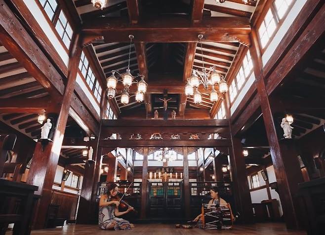 그룹 '사위'의 뮤직비디오 '새로운 의식'의 한 장면 [국립국악원 유튜브 캡처. 재판매 및 DB 금지]