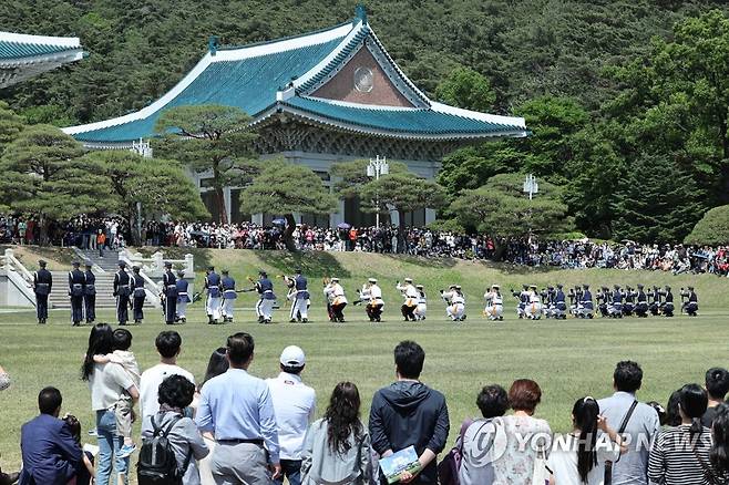 청와대에서 의장대 공연 관람하는 시민들 (서울=연합뉴스) 김주성 기자 = 청와대 개방 후 첫 일요일인 15일 오후 청와대 대정원을 찾은 시민들이 국군의장대 시범을 관람하고 있다. 2022.5.15 utzzza@yna.co.kr