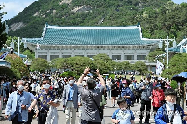 시민들로 붐비는 청와대 (서울=연합뉴스) 김주성 기자 = 청와대 개방 후 첫 일요일인 15일 오후 청와대 대정원 앞이 의장대 시범을 관람한 후 나오는 시민들로 북적이고 있다. 2022.5.15 utzzza@yna.co.kr