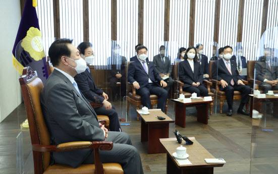 윤석열 대통령이 16일 오전  추가경정예산안 신속 처리를 위한 국회 시정연설에 앞에 국회 접견실에서 박병석 국회의장 및 여야 지도부와 환담하고 있다. (사진=연합뉴스)