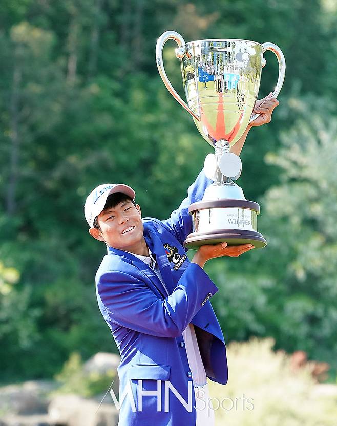 장희민이 15일 끝난 KPGA 코리안투어 우리금융 챔피언십에서 우승을 차지한 후 트로피를 들고 포즈를 취하고 있다.(여주, MHN스포츠 손석규 기자)