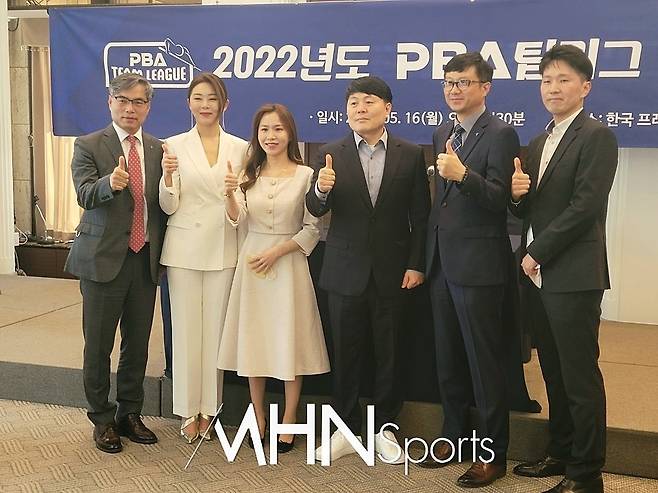 16일 열린 2022-23시즌 PBA팀리그 드래프트에서 하나카드 하나원큐에 영입된 김가영(왼쪽 두번째), 김진아(왼쪽 세번째), 김병호(왼쪽 세번째)가 포즈를 취하고 있다ⓒMHN스포츠 권수연 기자