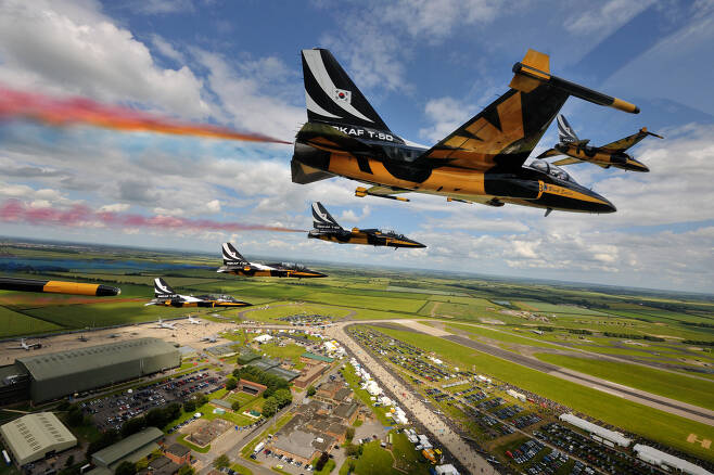 지난 2012년 6월 30일(현지시간), 영국 '와딩턴 에어쇼'에서 비행하고 있는 공군 블랙이글스 (공군 제공)© 뉴스1