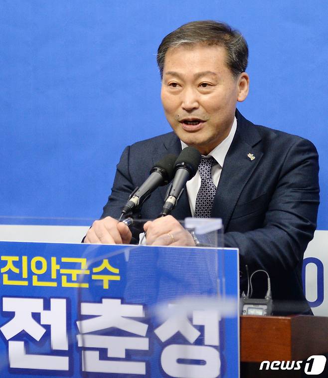 전춘성 진안군수가 15일 전북 전주시 전북도의회 기자회견장에서 '진안군수 재선 도전'을 선언하고 있다. 2022.4.15/뉴스1 © News1 유경석 기자