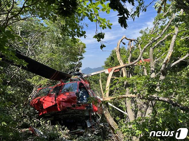 16일 오전 9시쯤 경남 거제시 거제면 동산리 선자산 인근에서 민간 화물운송회사 헬기 1대가 추락한 가운데 헬기가 파손돼 있다.(경남소방본부 제공)2022.5.16/뉴스1 © News1 강정태 기자