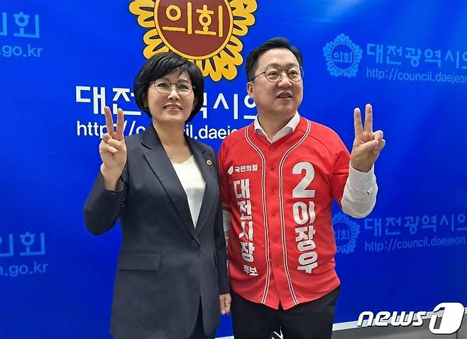16일 대전시의회 브리핑룸에서 국민의힘 입당 및 이장우 시장 후보 지지를 선언한 김인식 전 시의회 의장(왼쪽)이 이 후보와 기념촬영을 하고 있다. ©뉴스1 최일 기자