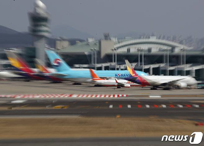 지난 2월22일 인천국제공항에 대한항공과 아시아나 항공기가 함께 있는 모습. 2022.2.22/뉴스1 © News1 신웅수 기자