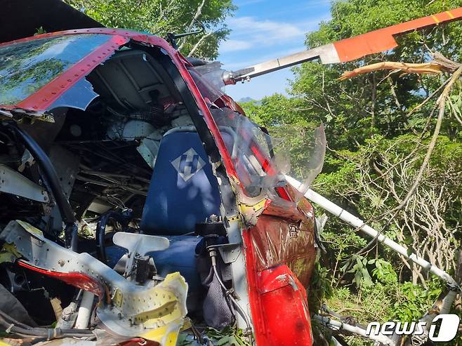 16일 경남 거제시 선자산 부근에 숲길 조성 자재를 운반 하던 시코르스키 헬기가 추락해  동체가 파손되어 있다. (경남 경찰 제공) 2022.5.16/뉴스1 © News1 김영훈 기자