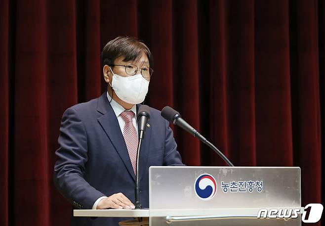 조재호 농촌진흥청장이 16일 전북 전주시 농촌진흥청 국제회의장에서 열린 취임식에서 취임사를 하고 있다. (농촌진흥청 제공) 2022.5.16/뉴스1