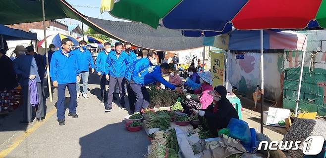 최기환 전북 순창군수 후보(민주당)가 16일 순창읍 전통시장을 찾아 상인들과 인사를 나누고 있다. 최 후보는 이날 '로컬푸드 연계형 전통시장 현대화 추진 계획'을 밝혔다.(최기환 후보 선거캠프 측 제공)2022.5.16/© 뉴스1