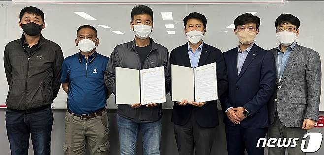 KT충남·충북광역본부와 청주 건설기계연합회의 통신 시설 보호 등을 위한 업무 협약. (KT 제공)© 뉴스1