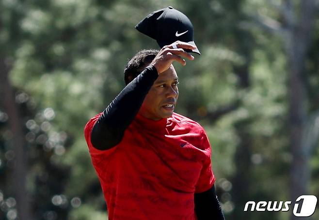 타이거 우즈가 10일(현지시간) 조지아주 오거스타 내셔널 골프클럽에서 열린 PGA 투어 메이저 대회인 마스터스 골프 대회 마지막 날 6오버파로 경기를 마치고 모자를 벗으며 팬들에게 인사를 하고 있다. © 로이터=뉴스1 © News1 우동명 기자