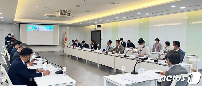 광주시 자치경찰위원회가 16일 시청 소회의실에서 광주형 자치경찰 발전전략 수립을 위한 연구용역 착수보고회를 개최하고 있다.(광주시 제공)2022.5.16/뉴스1 © News1