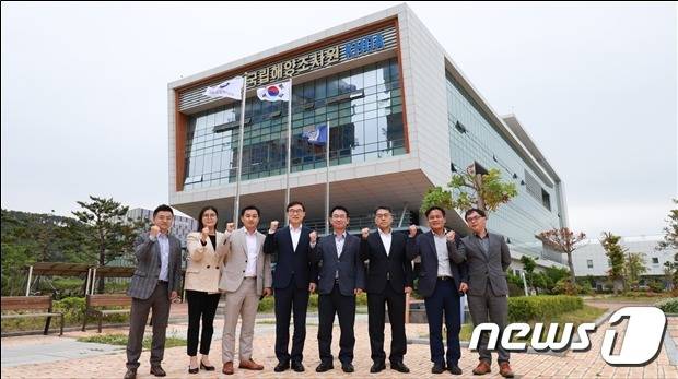 국립해양조사원과 국토지리정보원 관계자가 부산 영도구에 있는 해양조사원 앞에서 업무협의를 한 뒤 기념사진을 촬영하고 있다.(국립해양조사원 제공)© 뉴스1