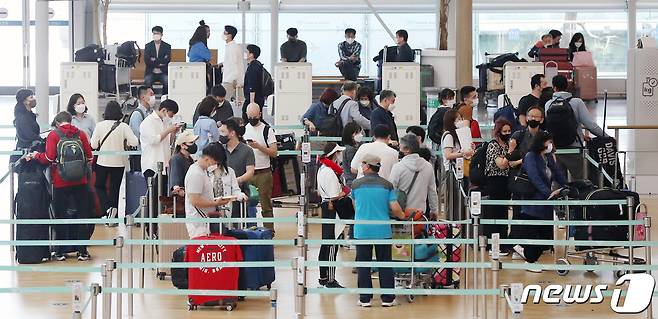 정부의 방역 완화에 따라 해외여행에 대한 기대감이 커지면서 항공업계가 일제히 국제선 노선을 확대하고 있다. 정부는 오는 23일부터 입국 전 신종 코로나바이러스 감염증(코로나19) 진단 검사로 유전자증폭(PCR) 검사와 함께 신속항원검사(RAT)를 인정하기로 했다. 16일 인천국제공항 제1여객터미널 출국장에서 해외여행을 떠나려는 여행객들이 탑승수속을 밟고 있다. 2022.5.16/뉴스1 © News1 민경석 기자