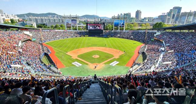 LG와 KIA의 맞대결이 펼쳐진 15일 잠실구장에 2만 3100여 명의 팬이 운집해 뜨거운 응원 열기를 뽐내고 있다. 잠실 | 장강훈기자 zzang@sportsseoul.com