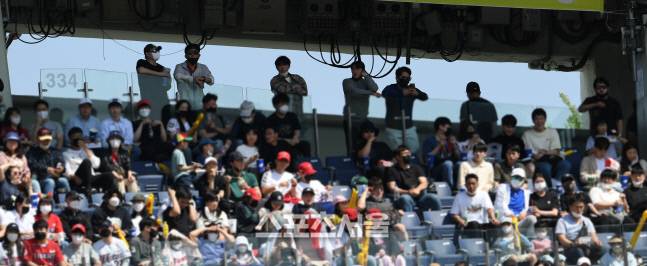 15일 잠실구장을 찾은 야구팬이 관중석 뒤 통로에 서서 LG와 KIA전을 관전하고 있다. 잠실 | 박진업기자 upandup@sportsseoul.com