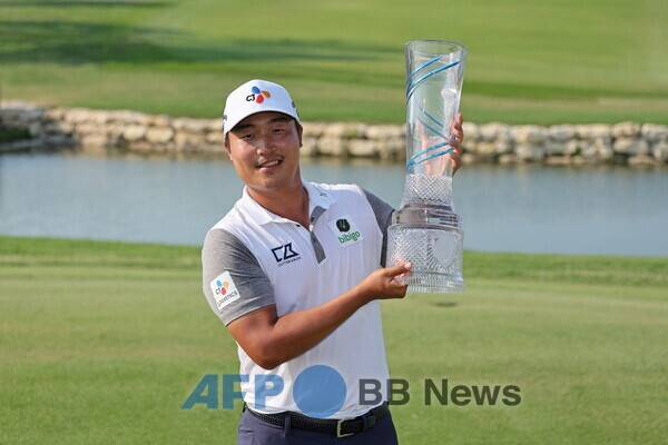 바이런 넬슨 대회 우승컵을 들고 있는 이경훈. ⓒAFPBBNews = News1