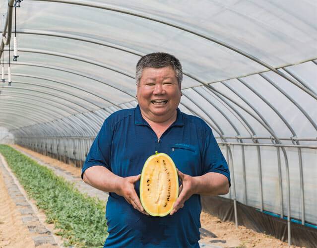 전자랜드 선한과일 블랙보스 수박을 재배하는 손성기 농부 (사진=전자랜드)