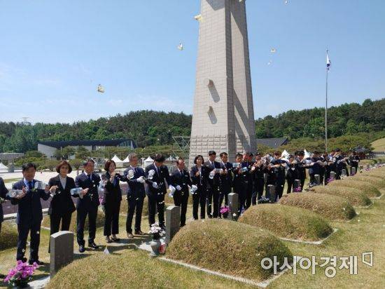 16일 오전 함평군과 의회 공직자 일부가 국립5·18묘지에서 518마리의 나비 날리기를 진행하고 있다.