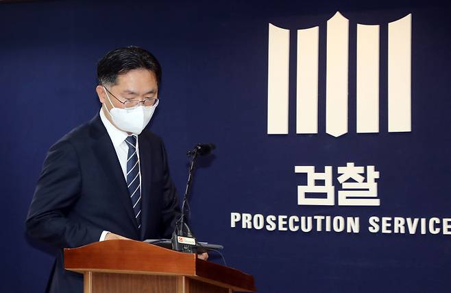 이정수 서울중앙지방검찰청장(검사장)이 4월 26일 오전 서울 서초구 중앙지검 브리핑실에서 열린 '검찰청법-형사소송법 개정안 중재안관련 설명회'에서 모두발언을 위해 발걸음을 옮기고 있다. /뉴스1