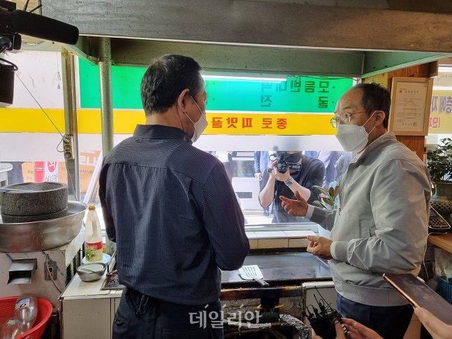 추경호 경제부총리 겸 기획재정부 장관이 16일 서울 중구 세종마을 음식문화거리 내 한 빈대떡 가게에서 주인과 이야기를 나누고 있다. ⓒ데일리안 장정욱 기자