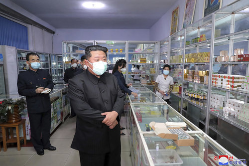 북한 조선중앙통신이 제공한 사진에 김정은 북한 국무위원장이 15일 평양의 약국을 방문해 현지 지도하고 있다. 평양=AP/뉴시스