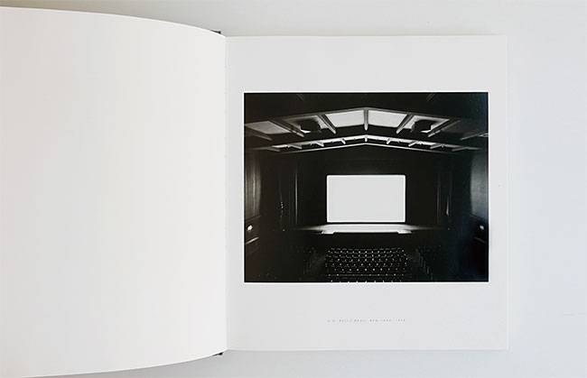 실내 극장에서 영화를 상영할 때 촬영을 진행한 사진에는 관객들의 뒷모습이 함께 담겼다. 사진 김진영