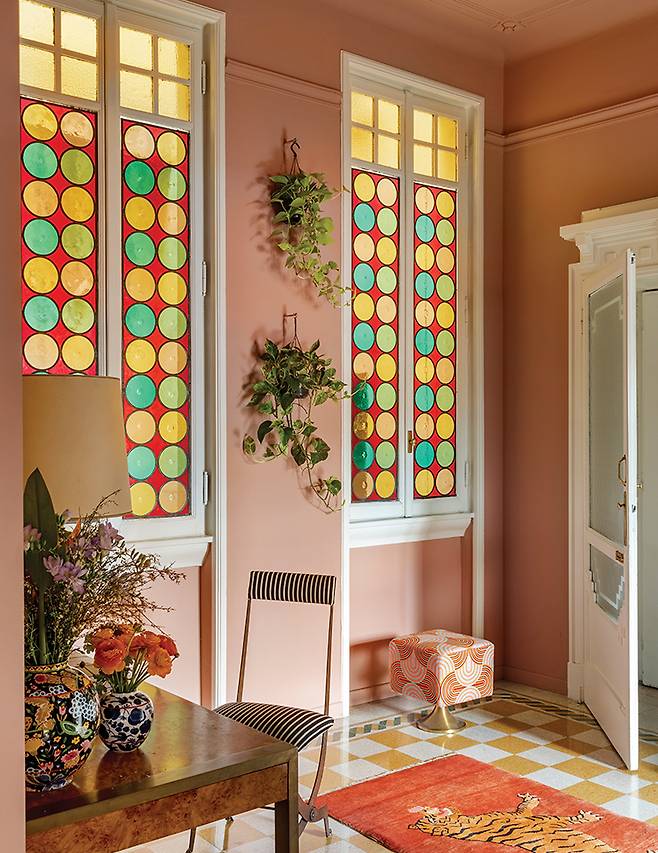 모던한 디자인의 스테인드글라스가 눈길을 사로잡는 파우더 룸.