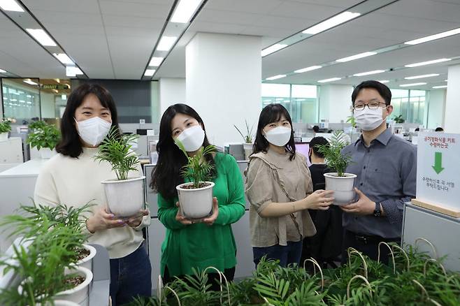 최근 열린 비대면 봉사활동인 공기정화 식물 기부에 참여한 LG이노텍 직원들.