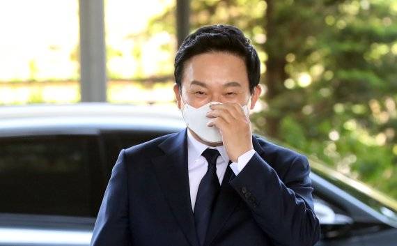 원희룡 신임 국토교통부 장관이 16일 오후 세종시 정부세종청사에 첫 출근하고 있다. 뉴시스화상