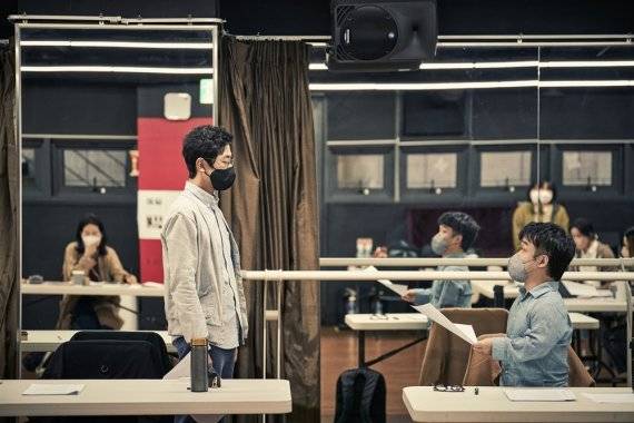 국립극단과 두산아트센터가 묵직한 사회적 이슈를 다루는 연극 두 편을 동시에 무대에 올려 눈길을 끌고 있다. 두산아트센터가 공연 준비중인 연극 '당선자 없음' 연습 장면. 두산아트센터 제공