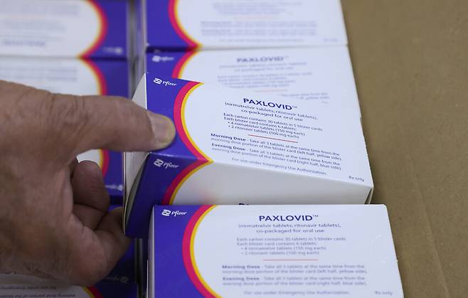 16일부터 코로나19 먹는 치료제(경구용 치료제) 처방 대상이 화이자 ‘팍스로비드’는 12살 이상 기저질환자, 머크앤드컴퍼니(MSD) ‘라게브리오’는 18살 이상 기저질환자 등으로 확대되는 가운데 이날 오후 서울 시내 약국에 비치된 팍스로비드. 연합뉴스
