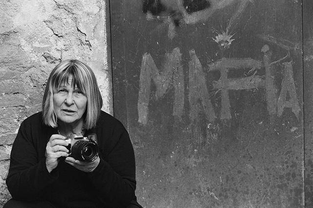 이탈리아 여성 포토저널리스트 레티치아 바탈리아는 1970, 80년대 '마피아 2차전쟁' 시기의 끔찍한 테러와 보복테러 현장과 시칠리아 팔레르모 시민들이 겪은 공포와 비참을, 목숨을 내놓고 사진으로 기록하고 증언했다. 그는 두려움에 굴복하지 않는 것이 기자로서의 의무라 여겼다. 그는 자신이 촬영한 60만여 컷의 사진을 '피의 아카이브'라 말했고, 마피아 소탕전에 가담한 한 검사는 '팔레르모의 영혼'이라 명명했다. antimafiaduemila.com