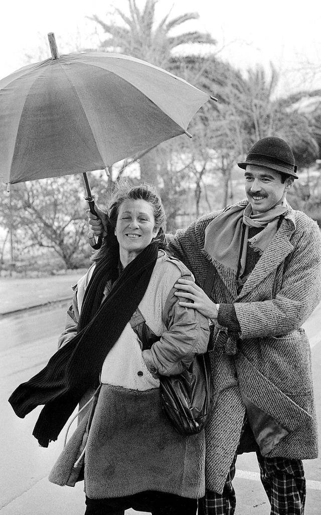 1987년 1월의 바탈리아와 당시 그의 연인이었던 프랑코 체킨. 둘은 1974년 팔레르모 좌파 일간지에 입사, 사진기자로 프리랜스 기자로 일하며 숱한 마피아 특종 사진을 남겼다. 얼마 뒤 체킨은 세계적인 보도사진 작가그룹인 '매그넘 포토스'에 가담하며 이탈리아를 떠났다. 위키피디아.