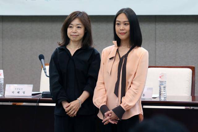 7월 2일 강원도 평창에서 개막하는 평창대관령음악제 음악감독을 맡은 피아니스트 손열음(오른쪽)과 박혜영 운영실장이 16일 서울 중구 프레스센터에서 열린 기자간담회에 앞서 사진촬영을 하고 있다. 뉴시스