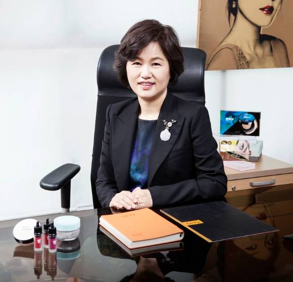 메리츠증권은 16일 클리오가 올해 1분기 견조한 실적을 기록했다며 투자의견 ‘매수’와 목표주가 ‘2만4천원’을 유지한다고 밝혔다. 사진은 한현옥 클리오 대표다. [사진=클리오]