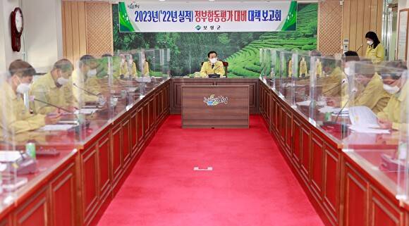 16일 개최된 전라남도 보성군 올해 실적 정부합동평가 대비 대책 보고회에서 보성군수 권한대행 박우육 부군수와 군 관계자들이 논의를 하고 있다. [사진=보성군]