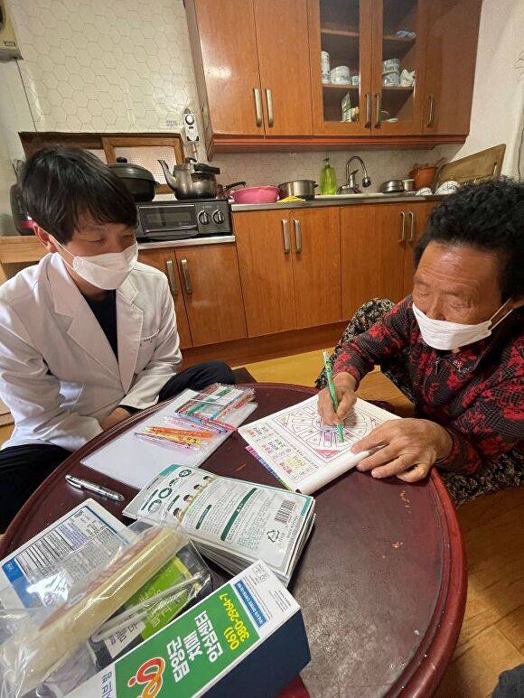 전라남도 담양군에서 운영하는 찾아가는 치매 쉼터에서 한 노인이 프로그램을 진행하고 있다. [사진=담양군]