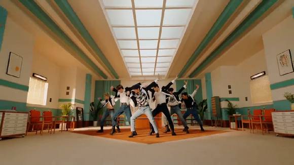 아스트로(ASTRO) 세 번째 정규 앨범 'Drive to the Starry Road'의 타이틀곡 'Candy Sugar Pop' 뮤직비디오 티저 영상이 공개돼 관심을 모으고 있다. [사진=아스트로 'Candy Sugar Pop' MV 티저 영상 캡쳐]