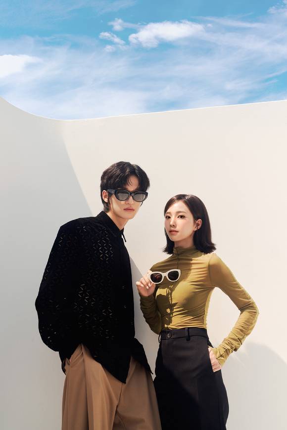 버추얼 아티스트 '한유아'가 아이웨어 브랜드 라피스 센시블레 모델로 발탁됐다. [사진=스마일게이트]