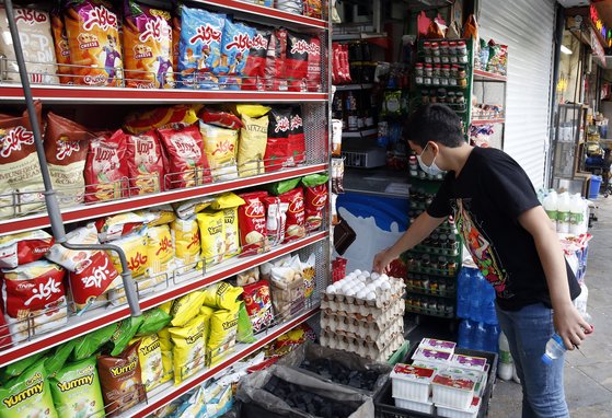 이란에서 한 남성이 식료품을 사고 있다. EPA=연합뉴스