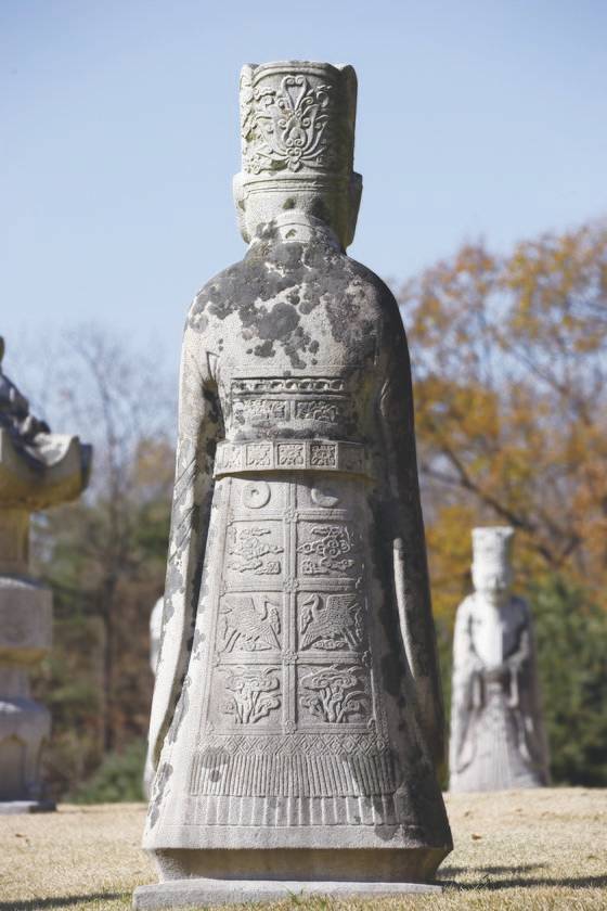 장조 융릉 왼쪽 문신석 뒷면. 789년, 높이 217.7cm. [사진 눌와]