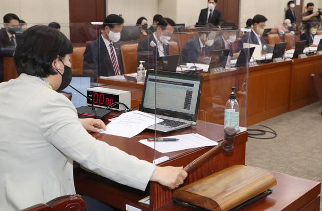 ▲ 국회 행안위 서영교 위원장이 16일 서울 여의도 국회에서 열린 추경안 심사를 위한 행정안전위원회 전체회의를 주재하고 있다. 2022.5.16 [국회사진기자단]