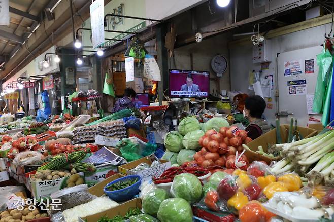 대통령님, 물가가 잡힐까요 서울 서대문구 인왕시장에서 16일 한 채소가게 상인이 윤석열 대통령의 첫 국회 시정연설 생방송 화면을 보고 있다. 한수빈 기자 subinhann@kyunghyang.com