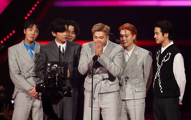 K-pop sensation BTS receives the artist of the year award at the 49th American Music Awards in Los Angeles in November 2021. (Reuters-Yonhap)