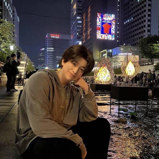 Theo poses at Cheonggye Stream. [SCREEN CAPTURE]