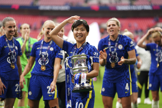 Chelsea's Ji So-yun, center, celebrates with teammates after winning the Women's FA Cup final against Manchester City at Wembley Stadium in London on Sunday. [AP/YONHAP]