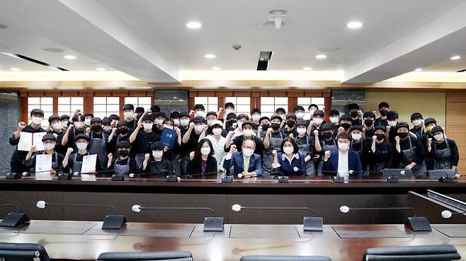 영남이공대 식음료조리계열, 글로벌외식산업과 학생들이 이재용 총장과 기념촬영을 하고 있다. (영남이공대 제공) 2022.05.16